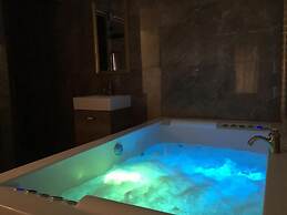 Central Business Suites with Hot Jacuzzi