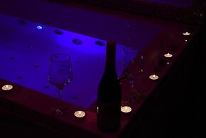 Central Business Suites with Hot Jacuzzi