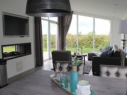 Cozy Garden Home w/ Fireplace