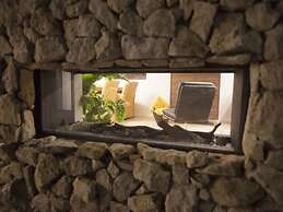 Cozy Garden Home w/ Fireplace