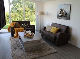 Cozy Garden Home w/ Fireplace