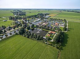 Lakeside Villa Near Sneekermeer