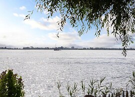 Lakeside Villa Near Sneekermeer