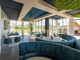 Villa in Cape Helius With Garden Terrace