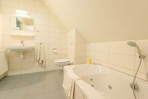 Thatched Villa With two Bathrooms Near the Beach