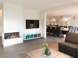 Cozy Group Stay w/ Fireplace