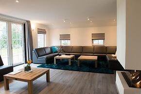 Cozy Group Stay w/ Fireplace