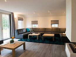 Cozy Group Stay w/ Fireplace
