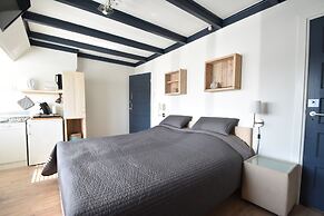 Elegant Studio Near Beach