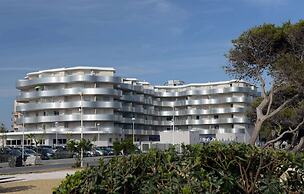 Airy Stay by the Mediterranean