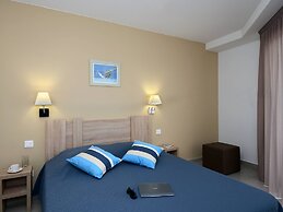 Airy Stay by the Mediterranean