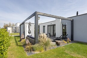 Modern Lodge With two Bathrooms, Near the Beach