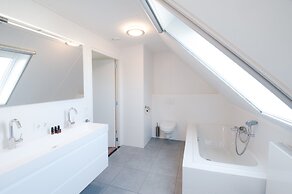 Villa Oesterdam Sleeps 12 Persons