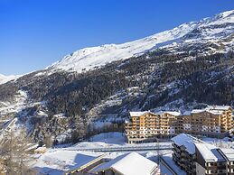 Alpine Stay w/ Spa + Views
