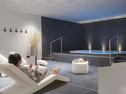 Alpine Stay w/ Spa + Views