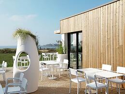 Seafront Apartment With Pool