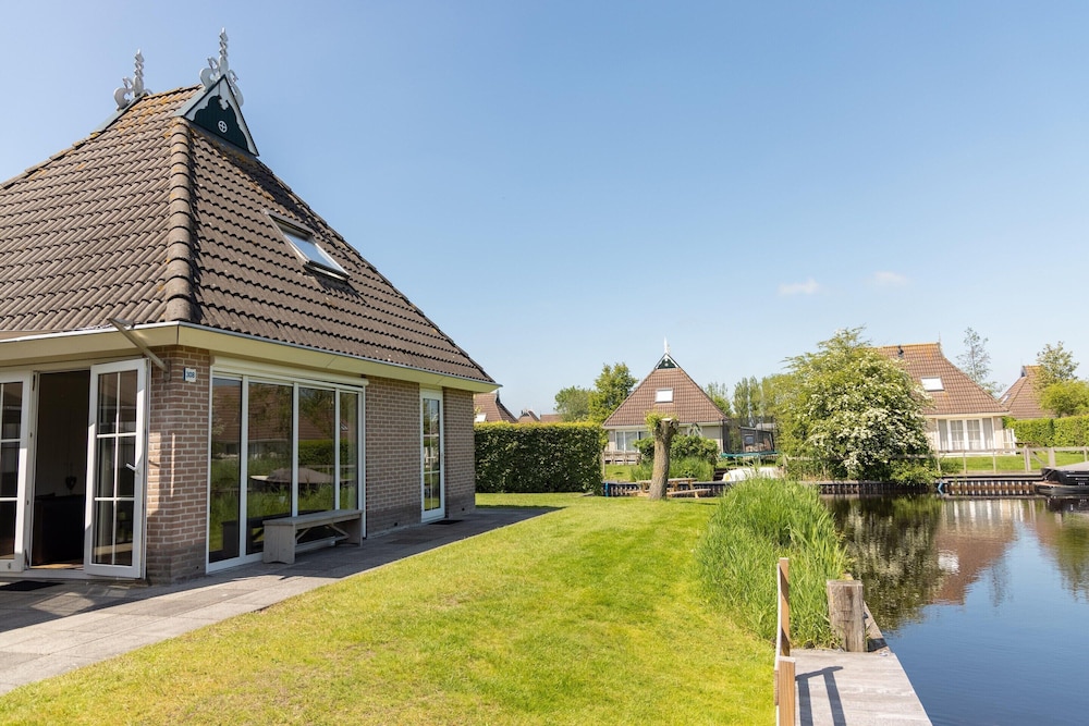 Canal-side Bungalow Stay
