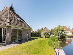 Canal-side Bungalow Stay