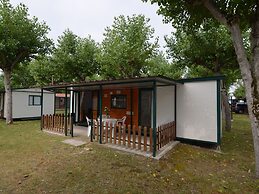 Comfy Chalet with Terrace near Sea