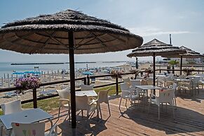 Apartment With Pool in Lido Delle Nazioni