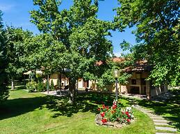 Charm Farmhouse With Pool