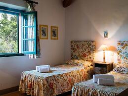 Spacious Tuscan Farmhouse