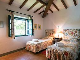 Spacious Tuscan Farmhouse