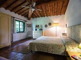 Spacious Tuscan Farmhouse