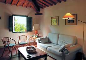 Spacious Tuscan Farmhouse
