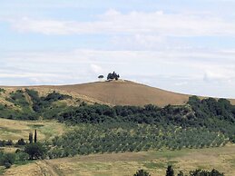 Spacious Tuscan Farmhouse