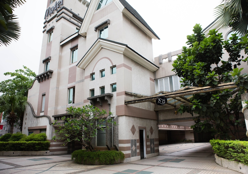 Royal Group Motel Chien Kuo Branch