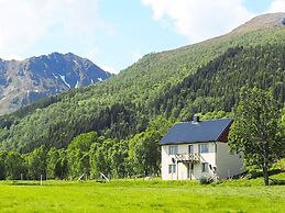 6 Person Holiday Home in Alsvag