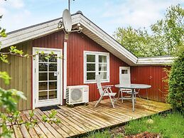 Pretty Cottage in Hemmet near Sea