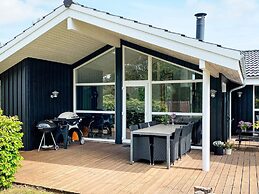 5 Star Holiday Home in Hals