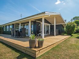 6 Person Holiday Home in Allingabro-by Traum