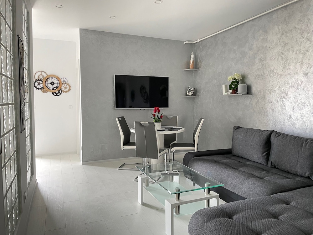 Westpark2 One-Bedroom Suite W5 Lakeview