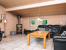 Secluded Holiday Home in Henne near Beach