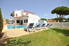 Spacious 4 Bedroom Villa Located in its own Grounds, With Private Pool