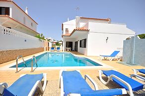 Spacious 4 Bedroom Villa Located in its own Grounds, With Private Pool
