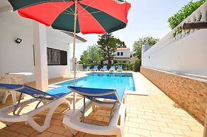 Spacious 4 Bedroom Villa Located in its own Grounds, With Private Pool