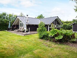 Whirlpool Cottage Oasis-by Traum