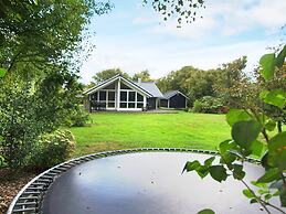 Whirlpool Cottage Oasis-by Traum