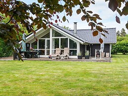 Whirlpool Cottage Oasis-by Traum