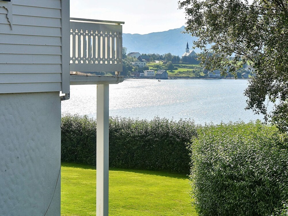 2 Person Holiday Home in Aheim