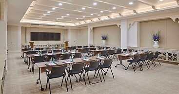 Hilton Salwa Beach Resort & Villas