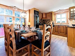 10 Person Holiday Home in Midsund