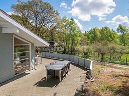 Bright Holiday Home in Glesborg near Beach