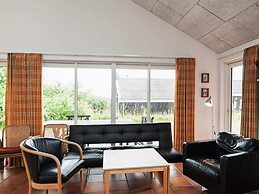 Rustic Holiday Home in Ebeltoft with Hot Tub