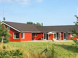 Rustic Holiday Home in Ebeltoft with Hot Tub
