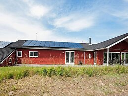Rustic Holiday Home in Ebeltoft with Hot Tub
